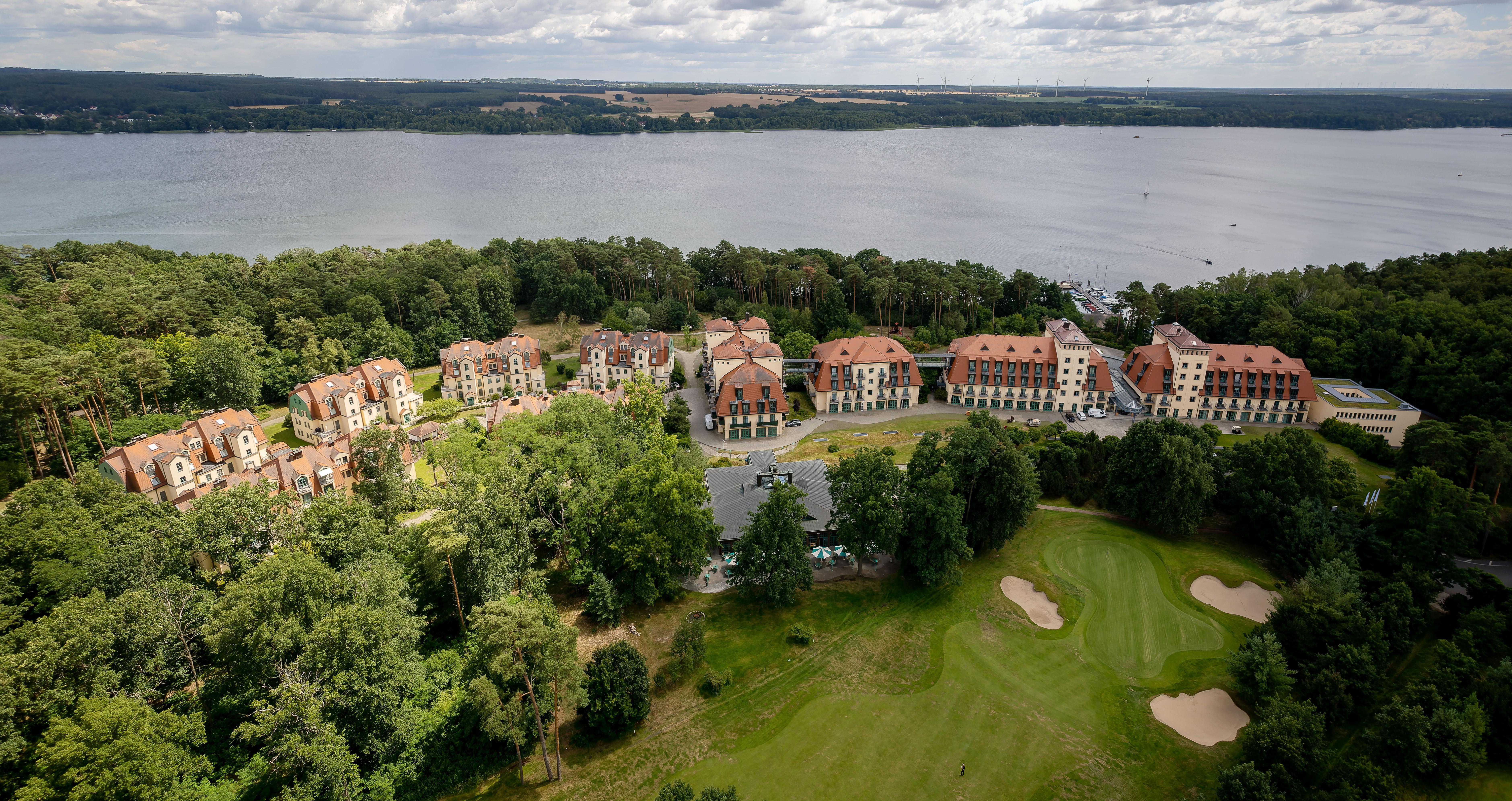 Precise Resort Bad Saarow Exterior foto Aerial view of the golf course