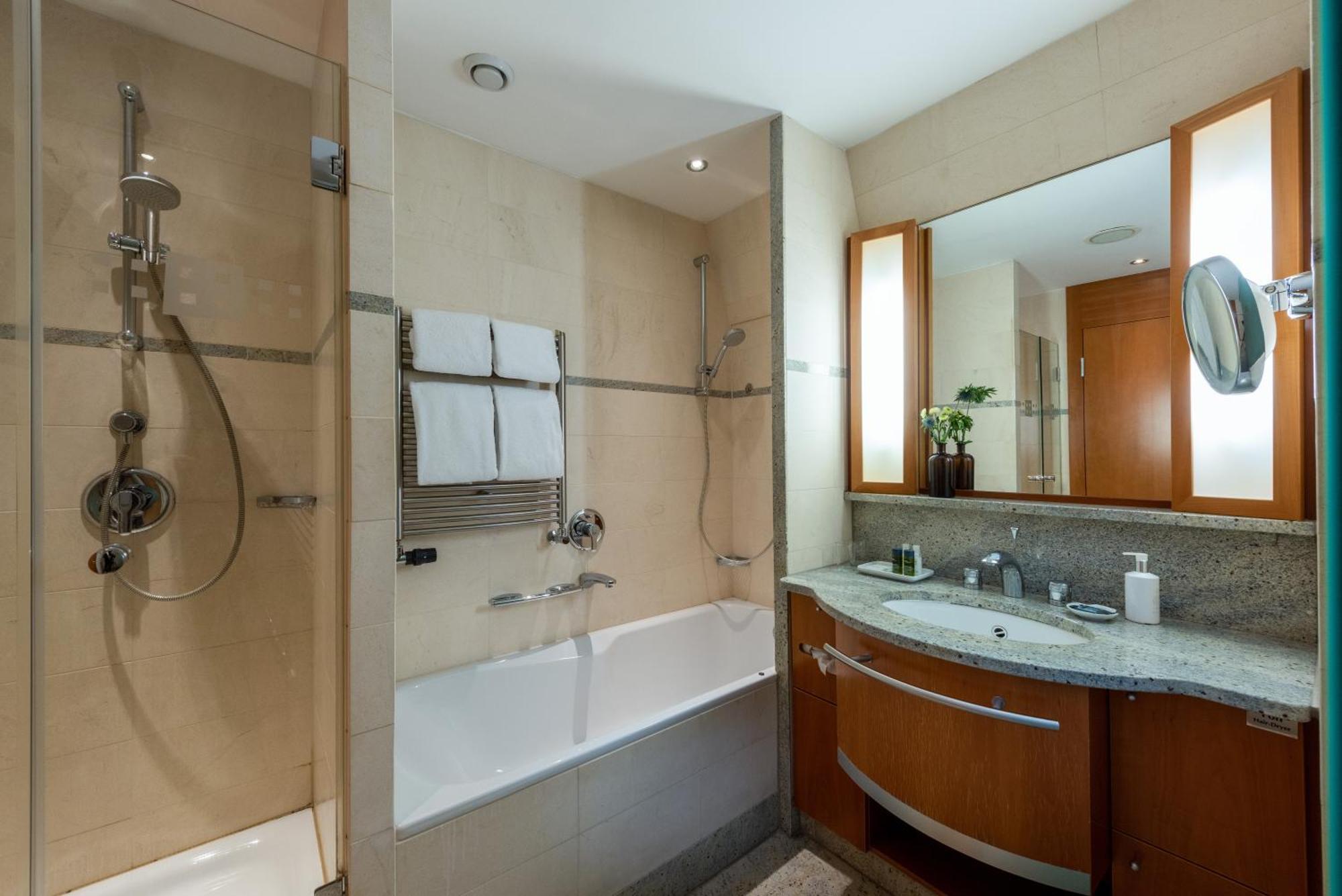 Precise Resort Bad Saarow Cameră foto A bathroom with a shower and a bathtub