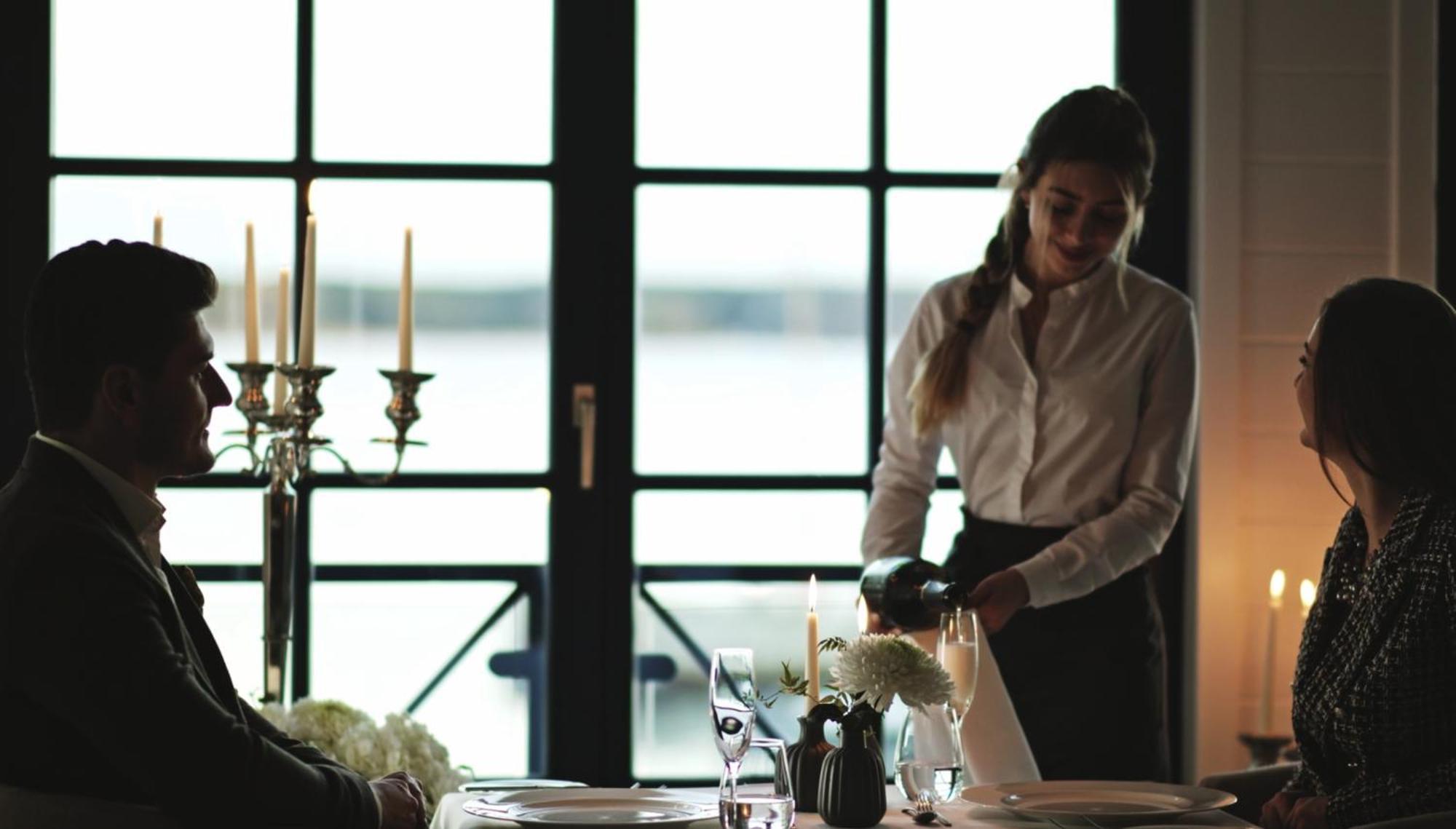 Precise Resort Bad Saarow Exterior foto A restaurant hostess